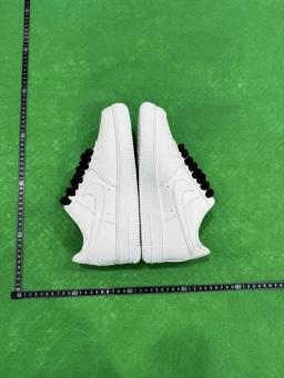 26 (black shoelaces)