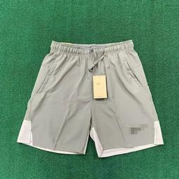 灰色短裤