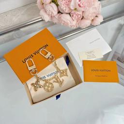 2  属链条花卉和字母串起包链包挂件  金色