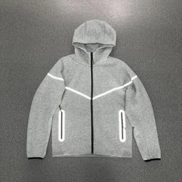 浅灰色反光上衣