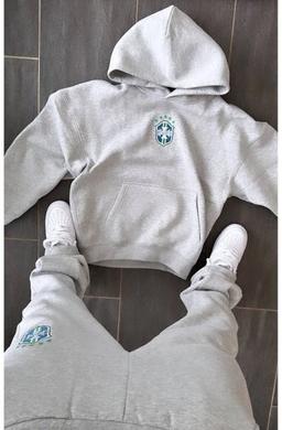 灰色连帽套装（徽章）